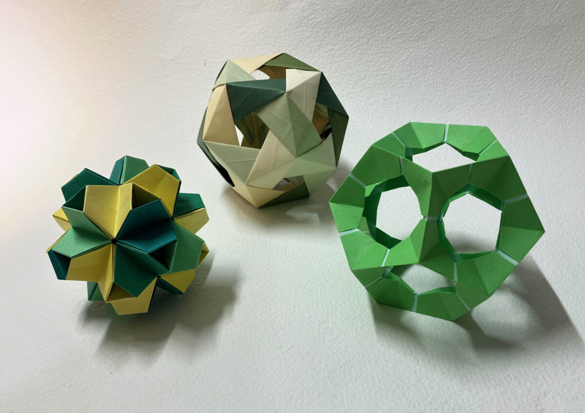 Sabato 12 Ottobre
14.30.17.30
CORSO ORIGAMI DESIGN: Forma e colore, poliedri con struttura geometrica coordinata ai colori della carta
 